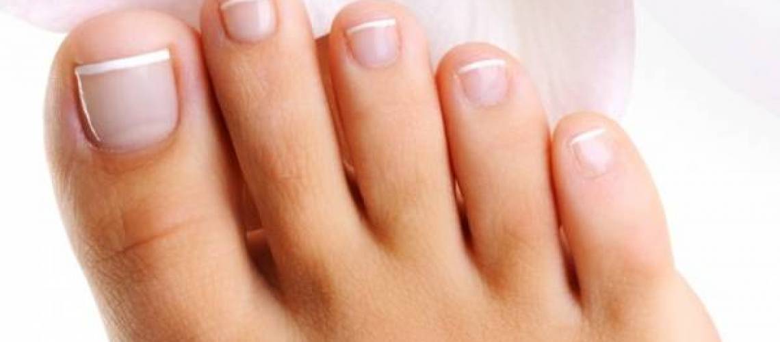 wellgroomed-toys-single-female-foot-with-french-pedicure_186202-738